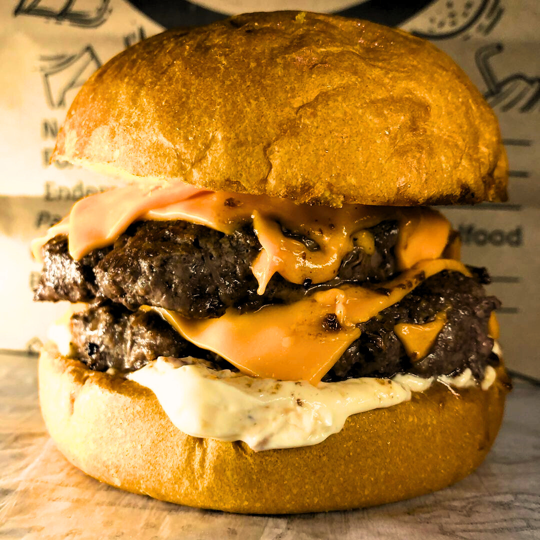 Hambúrguer artesanal com queijo cheddar
