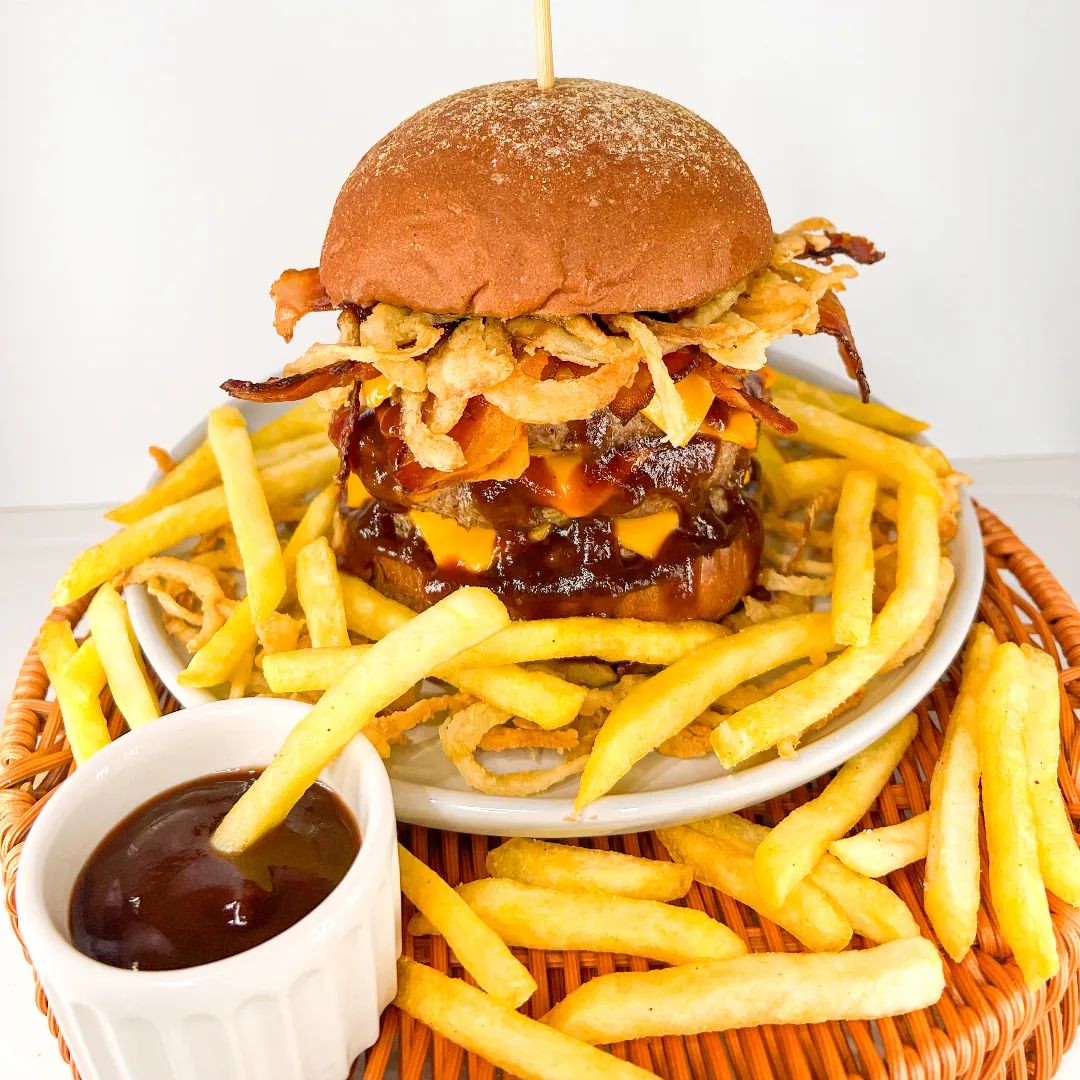 Combo de hambúrguer artesanal com batata frita